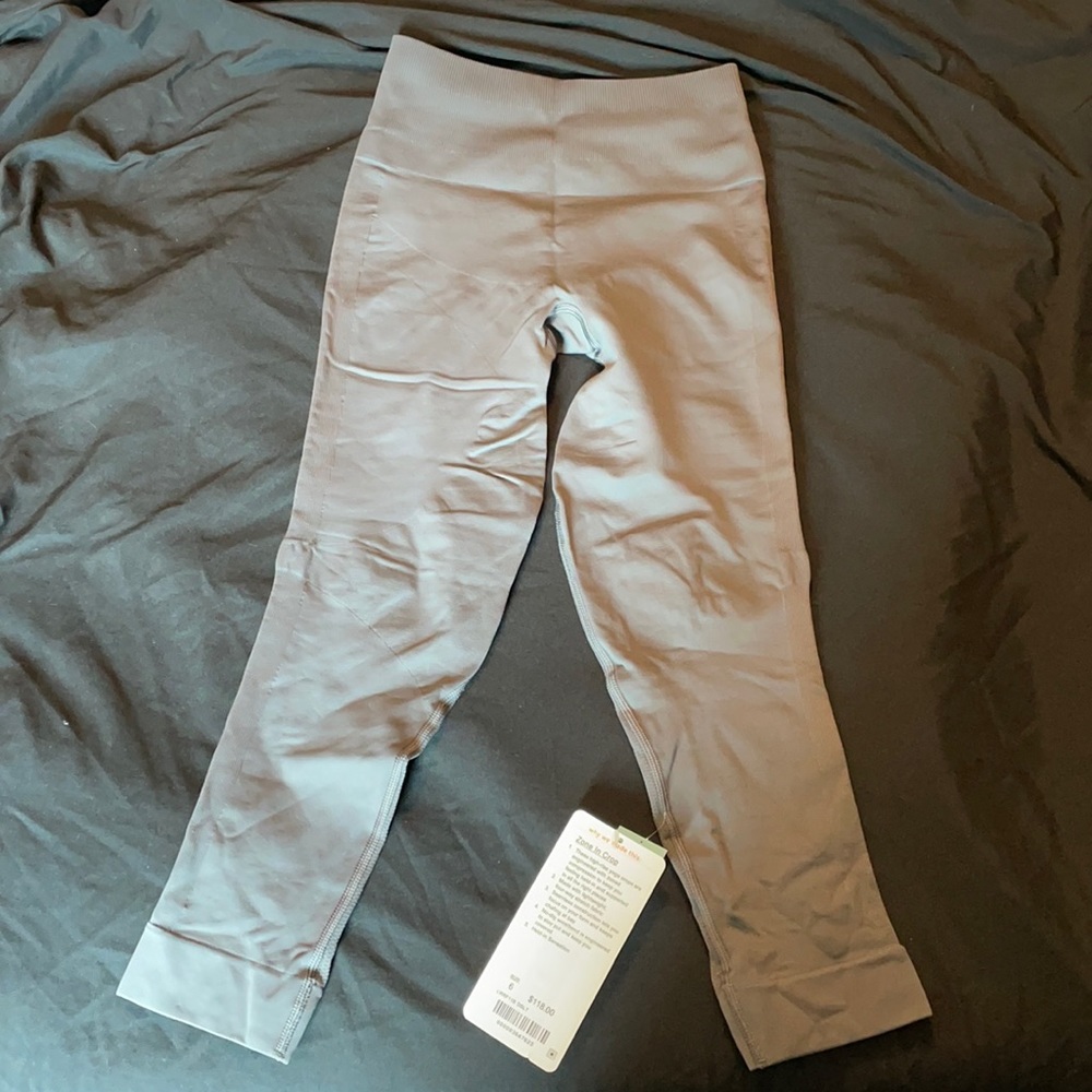 Never worn, tags still on, Zone In Crop Lululemon